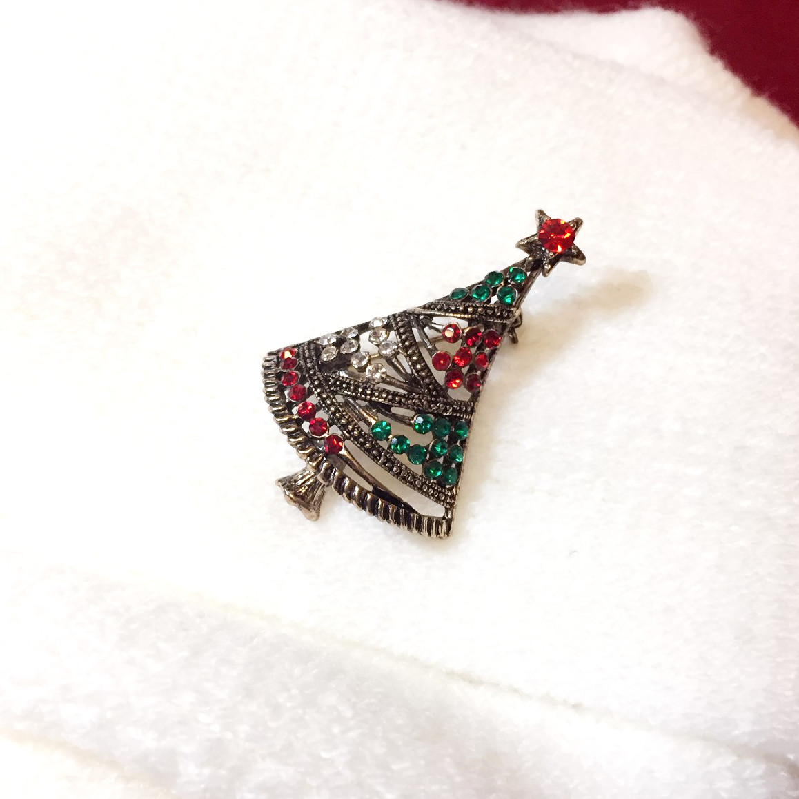 Christmas-Party-Gift-Series-Colorful-Alloy-Small-Bell-Oil-Pins-Brooches-1095919